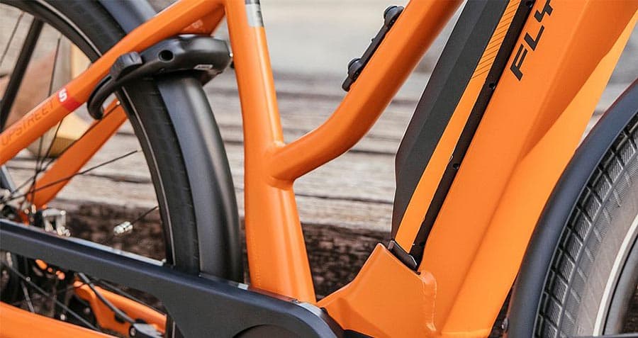 nahaufnahme-vom-fahrradrahmen-eines-flyer-e-bikes-in-orange